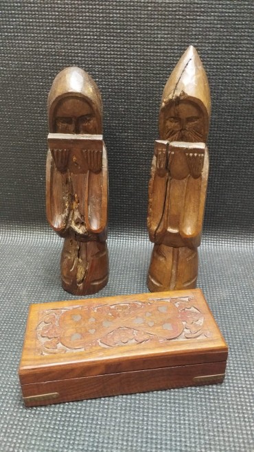 Duas figuras e caixa 