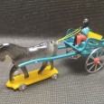 Carroça com cavalo e figura 