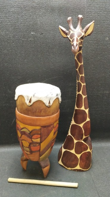 Instrumento musical e girafa 