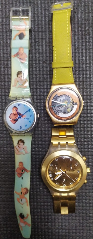 Três relógios de pulso SWATCH 