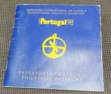 Passaporte filatélico «Portugal 98» com carimbos e selos de todos os países presentes