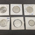 Seis moedas sendo 50 centavos de Cabo Verde, 20 escudos de Moçambique de 1955, 1960 e 1971, 50 centavos de 1928 de Angola e 20 escudos de 1971
