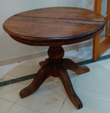 Mesa de casa de jantar de pequenas dimensões 