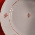 Sete pratos de sopa e onze pratos rasos
