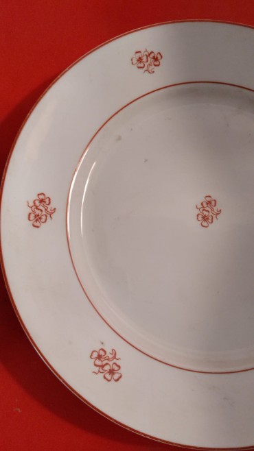 Sete pratos de sopa e onze pratos rasos