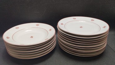 Sete pratos de sopa e onze pratos rasos