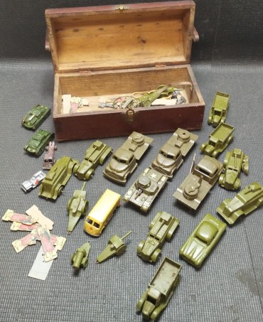 Lote de brinquedos com maleta