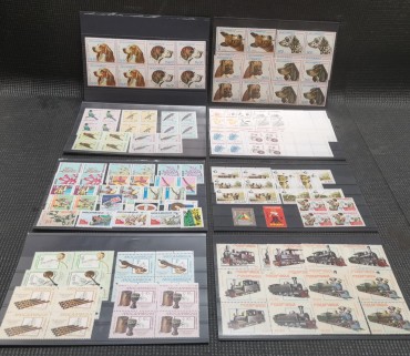 9 carteiras com selos da República Popular de Moçambique. Muitas quadras (182 selos)