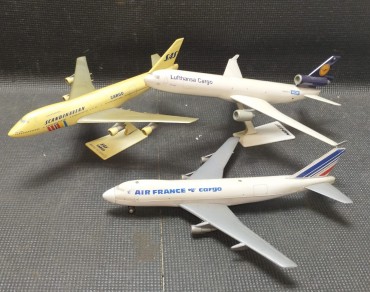 Três aviões de diversas companhias aéreas