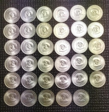 Trinta e cinco moedas de 5 escudos da República Portuguesa 1960