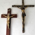 Dois crucifixos 