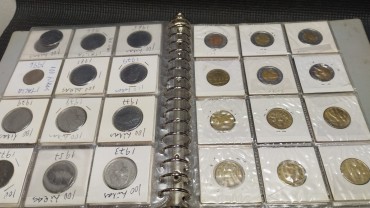 Album com 103 moedas da Rússia, Itália, Malta e outros 