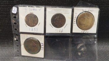 Quatro moedas antigas D. João V, D. José I - V Reis, D. João IV - 1 Pataco e D. Pedro V . 40 R.