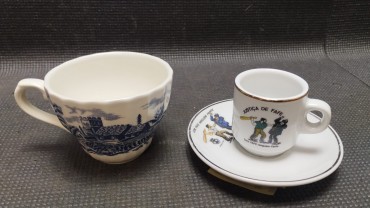 Chávena de café com pires e chávena de chá