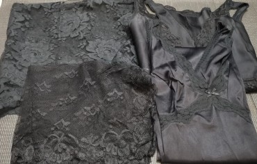 Duas combinações em  malha de seda com aplicação de renda e duas véus de renda