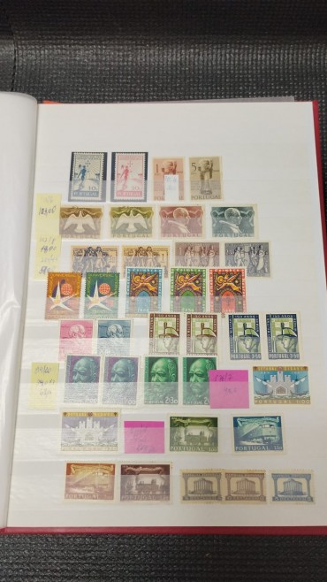 Classificador com selos novos de Portugal a partir dos anos de 1949