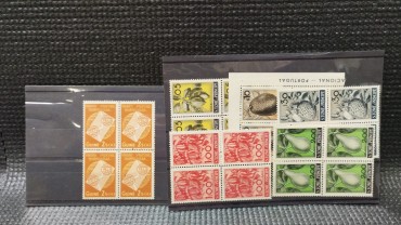 Duas carteiras com selos novos em quadras de São Tomé e Guiné 