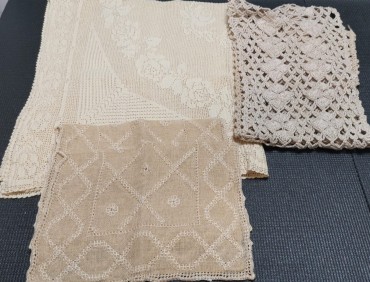 Lote de toalha de renda e naperons de crochet