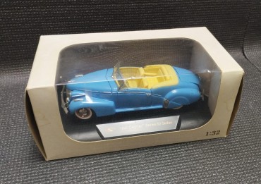 Miniatura Cadillac séries 62 Sedan na caixa original ainda fechada escala 1:32