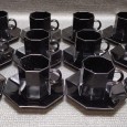 Doze chávenas e pires de café