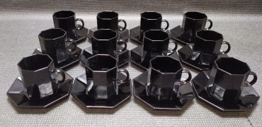 Doze chávenas e pires de café