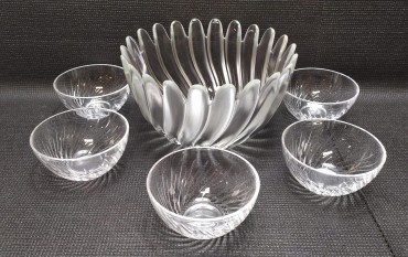 Taça de grandes dimensões e cinco taças