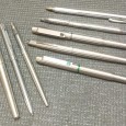 Três canetas, esferográfica e carcaça de caneta (PARKER), esferográfica (Waterman) e três diversos