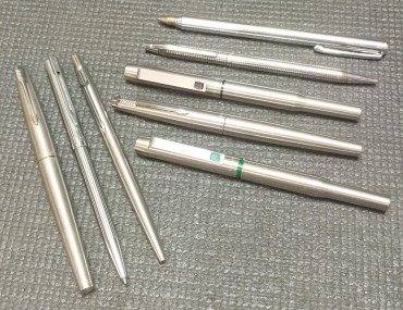 Três canetas, esferográfica e carcaça de caneta (PARKER), esferográfica (Waterman) e três diversos