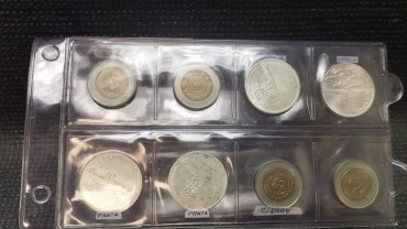 Quatro moedas de 100$ e quatro moedas de 500$ escudos Macau