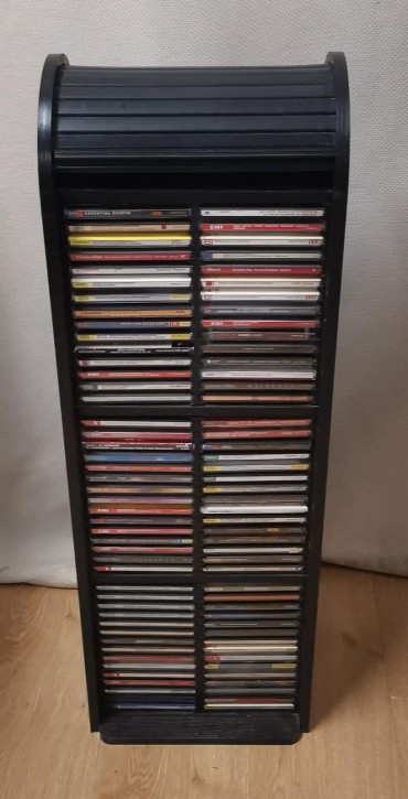 Móvel com uma centena de CD'S de música clássica