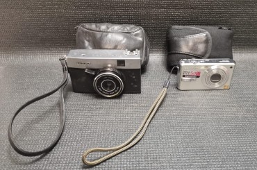 Duas máquinas fotográficas com estojo 