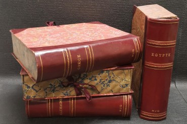 Quatro caixas «livro»