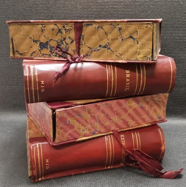 Quatro caixas «livro»