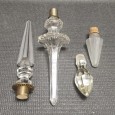 Duas tampas e dois apliques de candelabro 
