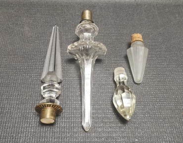 Duas tampas e dois apliques de candelabro 