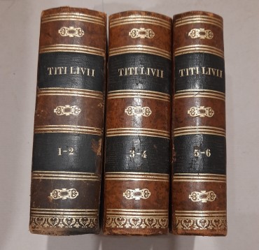 Três Livros em Latim