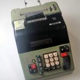 Duas máquinas calculadoras 