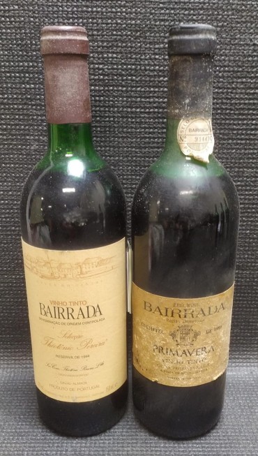 Duas garrafas de vinho tinto Bairrada