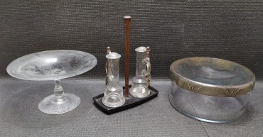 Caixa, galheteiro e prato de bolo