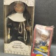 «Madre Teresa» e «Boneca com traje tradicional»
