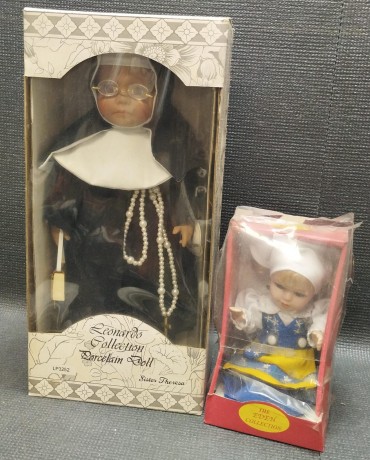 «Madre Teresa» e «Boneca com traje tradicional»