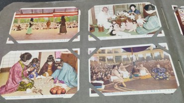 Álbum com centenas de postais 