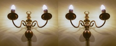 PAR DE APLIQUES EM LATÃO DOURADO, DE DOIS LUMES