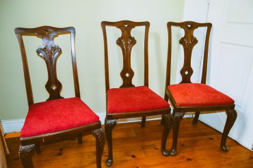 TRÊS CADEIRAS ESTILO D.JOÃO V EM VINHÁTICO, ESTOFADAS