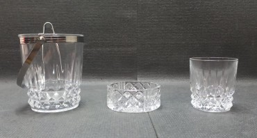 Bale de gelo, copo e taça