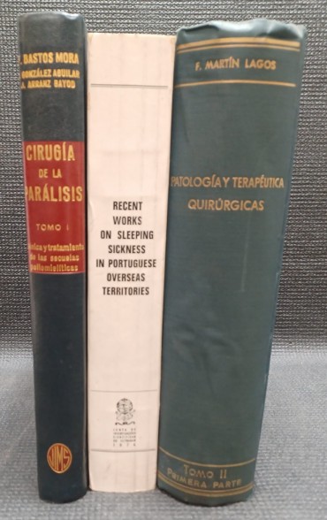 LOTE DE 3 LIVROS EM ESPANHOL E INGLÊS SOBRE MEDICINA