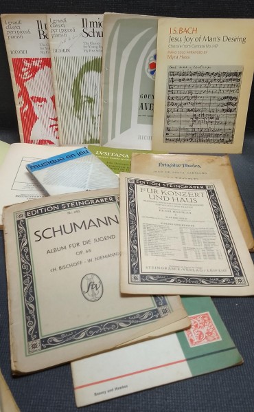 Lote de pautas e livro de música 
