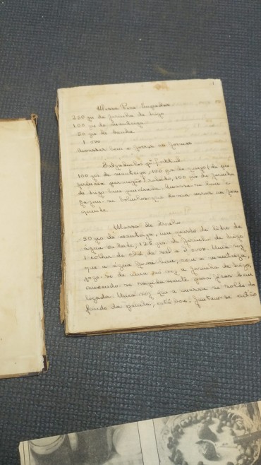 Livro manuscrito de receitas culinárias
