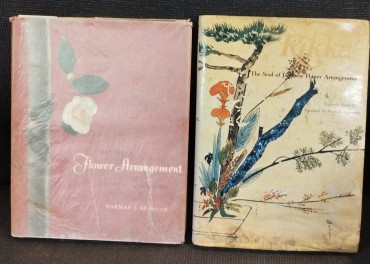 Dois livros sobre arranjos florais japoneses