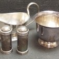Molheira, caneca e par de saleiro e pimenteiro 